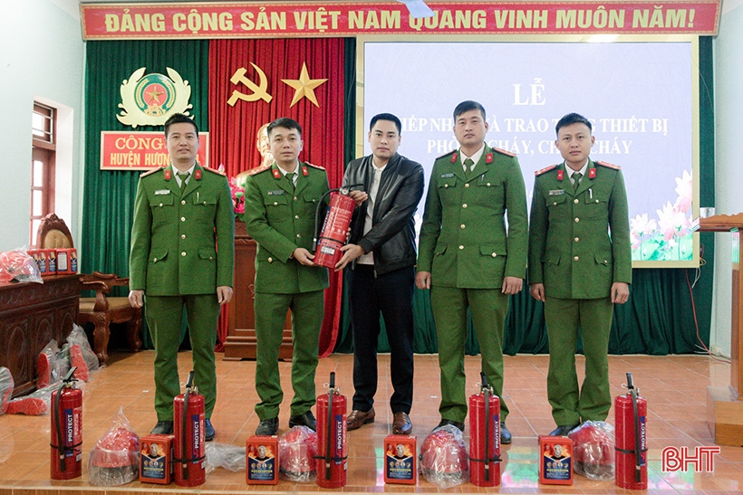 Một cá nhân tặng thiết bị PCCC trị giá 100 triệu đồng cho các địa phương ở Hương Sơn