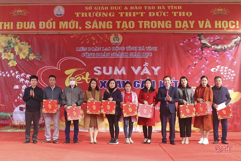 “Tết sum vầy - Xuân gắn kết” trao tặng gần 500 phần quà đến giáo viên, học sinh Hà Tĩnh