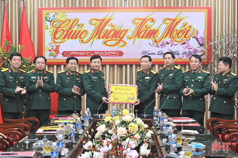 Bộ Tư lệnh Quân khu 4 chúc tết lực lượng vũ trang tỉnh Hà Tĩnh