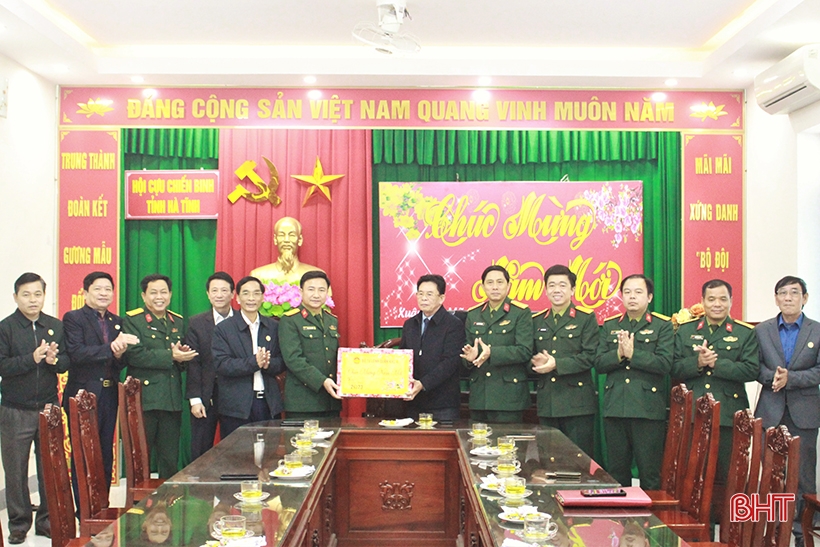 Bộ Tư lệnh Quân khu 4 chúc tết lực lượng vũ trang tỉnh Hà Tĩnh