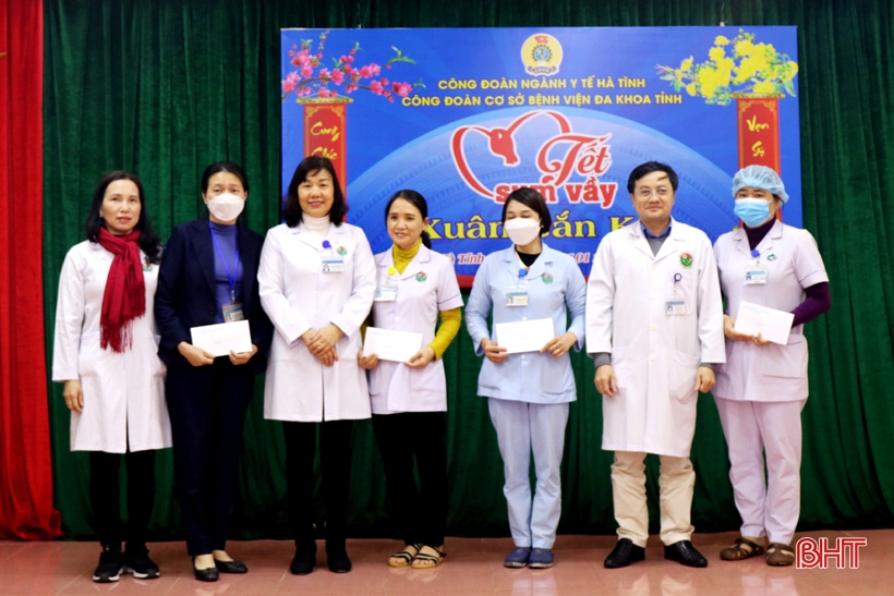 Các cơ sở y tế Hà Tĩnh chăm lo tết cho người lao động, bệnh nhân khó khăn
