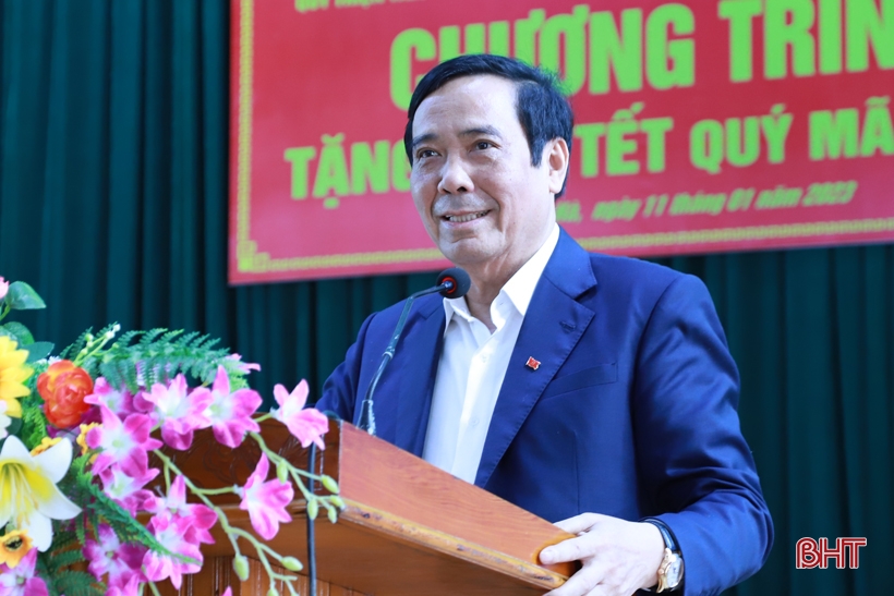 Chủ tịch Hội Người cao tuổi Việt Nam trao quà tết cho người dân Thạch Hà