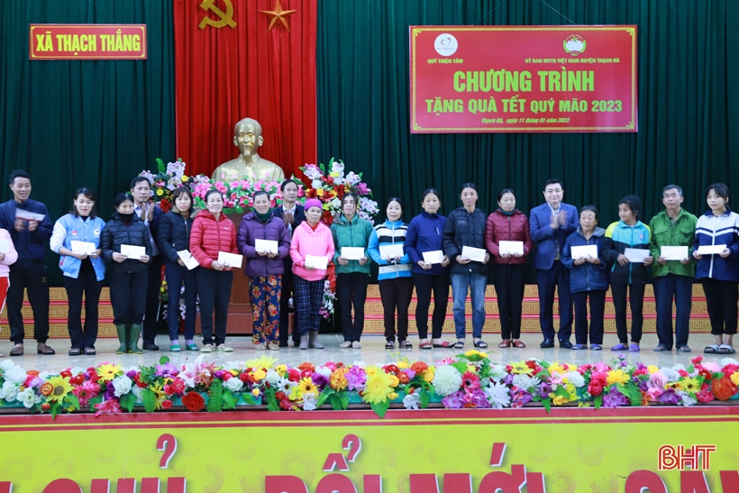 Chủ tịch Hội Người cao tuổi Việt Nam trao quà tết cho người dân Thạch Hà