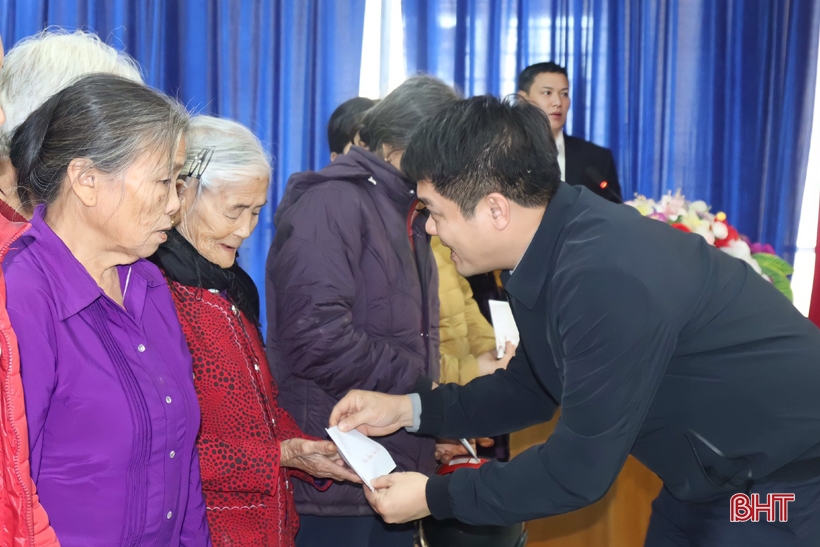 Chủ tịch Ủy ban MTTQ tỉnh trao quà cho các gia đình khó khăn ở Vũ Quang