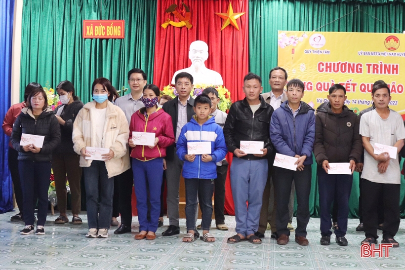 Chủ tịch Ủy ban MTTQ tỉnh trao quà cho các gia đình khó khăn ở Vũ Quang