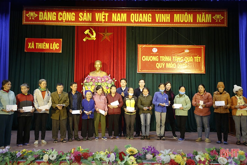 Nhiều phần quà đến với người nghèo, người lao động khó khăn ở Hà Tĩnh