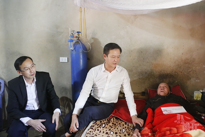 Phó Chủ tịch UBND tỉnh Trần Báu Hà tặng quà tết người có công tại Can Lộc