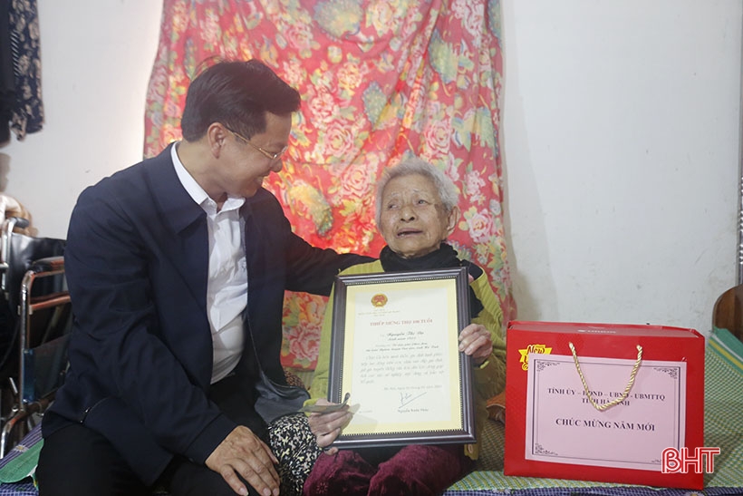 Phó Chủ tịch UBND tỉnh Trần Báu Hà tặng quà tết người có công tại Can Lộc