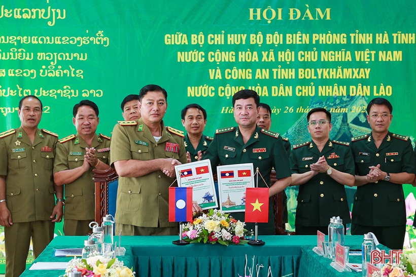 Chung tay dệt tình đoàn kết Việt - Lào