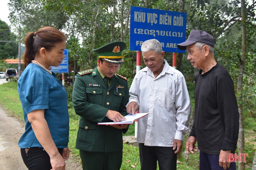 Chung tay dệt tình đoàn kết Việt - Lào