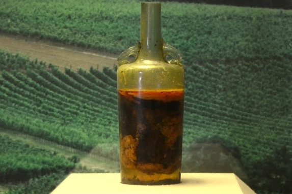 Phát hiện chai rượu vang 1.700 năm trong ngôi mộ cổ vẫn uống được