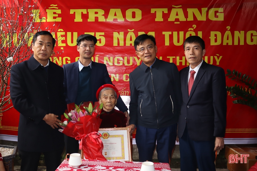 Trao Huy hiệu 75 năm tuổi Đảng cho đảng viên lão thành ở Can Lộc