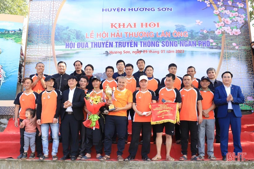 30 đội tranh tài tại lễ hội đua thuyền truyền thống trên sông Ngàn Phố