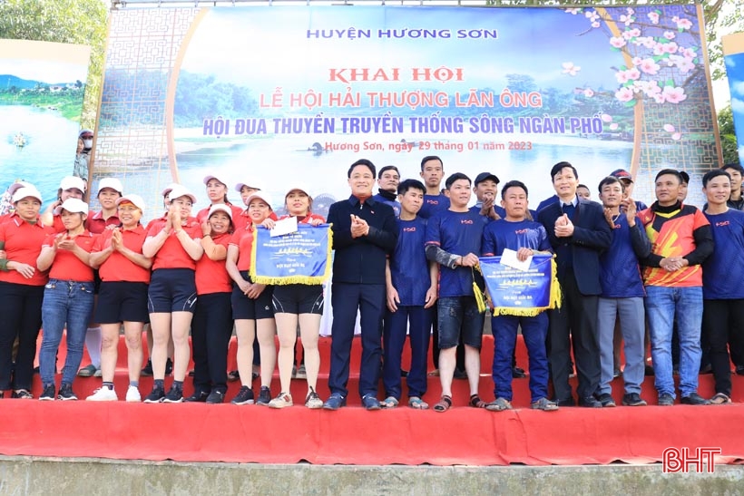 30 đội tranh tài tại lễ hội đua thuyền truyền thống trên sông Ngàn Phố