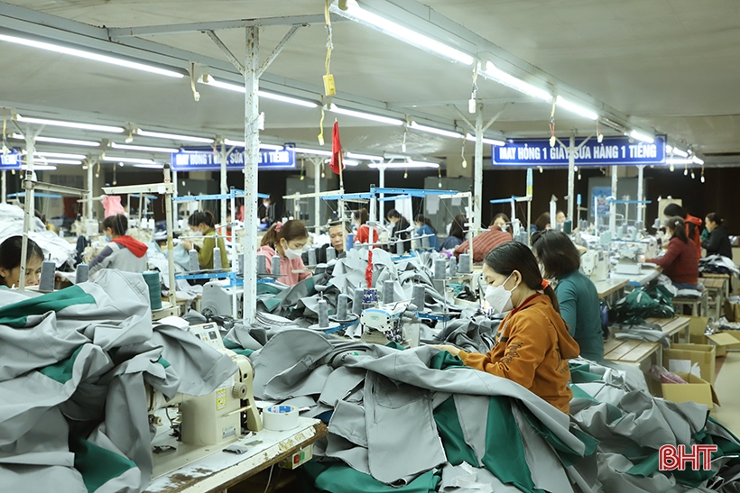 Chỉ số PMI ngành sản xuất Việt Nam tăng điểm trong tháng đầu năm 2023