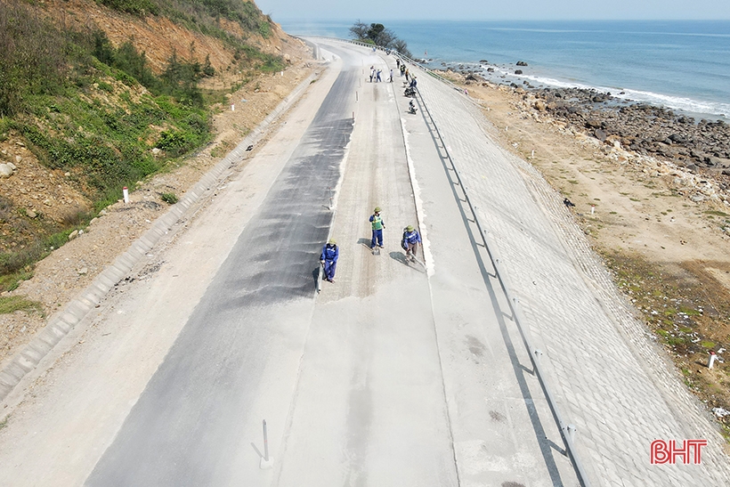 Vì sao phải thảm lại gần 2 km tuyến đường ven biển Hà Tĩnh?