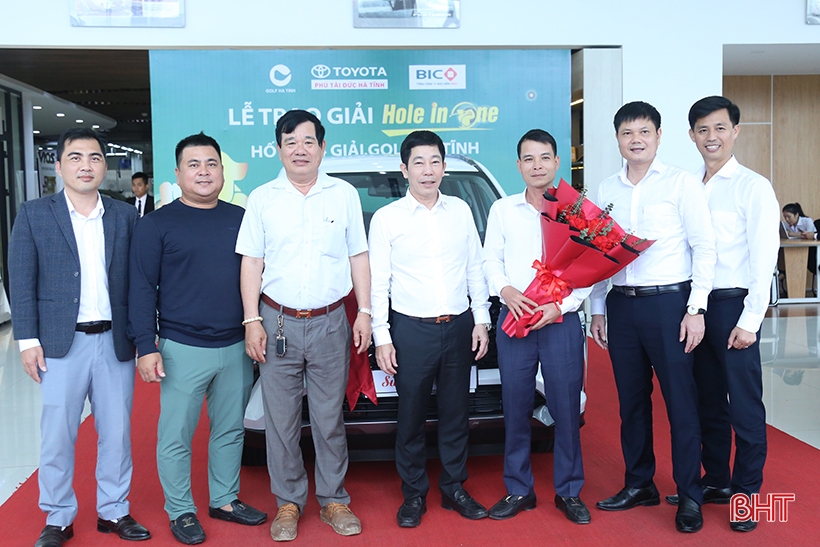 Trao thưởng xe Toyota Veloz cross cho golfer Hà Tĩnh