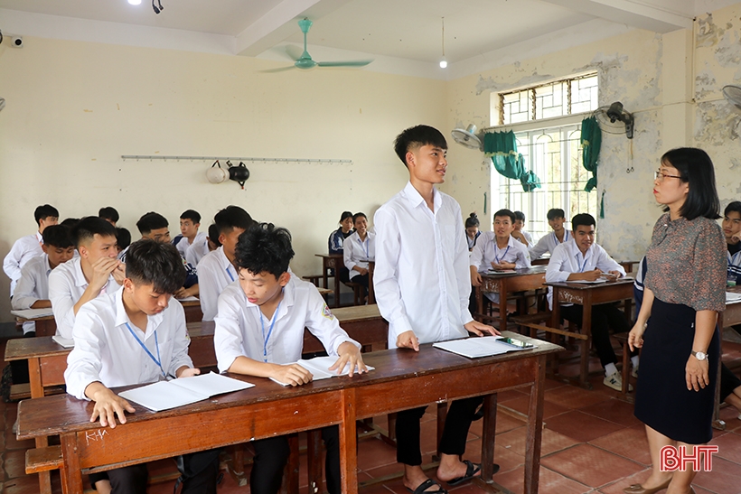 Ấm tình thầy trò trong lớp học của các cầu thủ U17 Hồng Lĩnh Hà Tĩnh