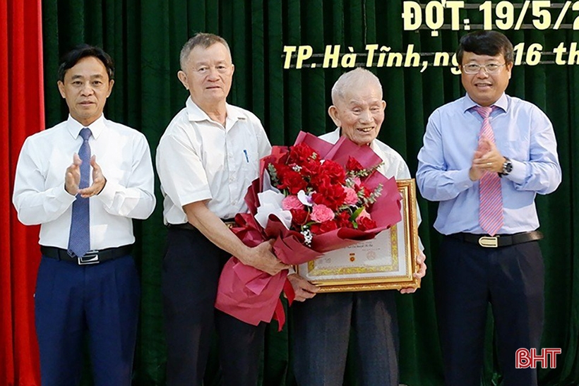 Niềm tự hào của cựu giáo chức 75 năm tuổi Đảng