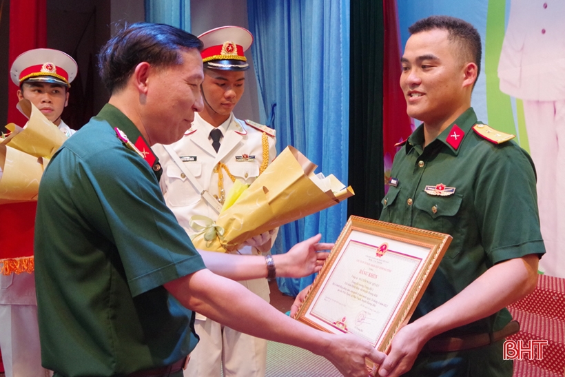 Trung đội trưởng dũng cảm cứu người nhận bằng khen của Chủ tịch UBND tỉnh