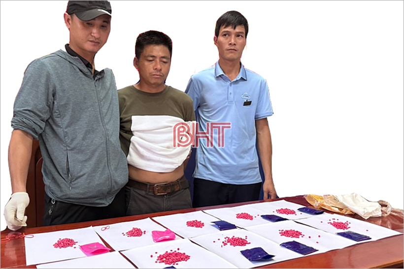Công an Hương Khê bắt giữ 2 đối tượng, thu 3.100 viên ma túy